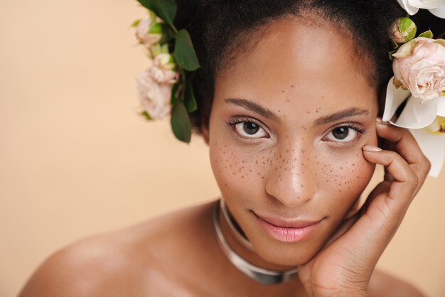 Retrato De Joven Mujer Afroamericana Pecosa Semidesnuda Con Flores En