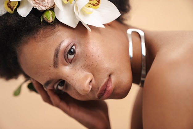 Retrato De Joven Mujer Afroamericana Pecosa Semidesnuda Con Flores En