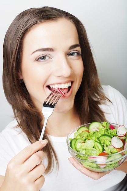 Retrato De Joven Mujer Feliz Comiendo Ensalada Foto Premium 6151