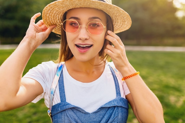 Retrato De Joven Mujer Muy Sonriente Con Sombrero De Paja Y Gafas De