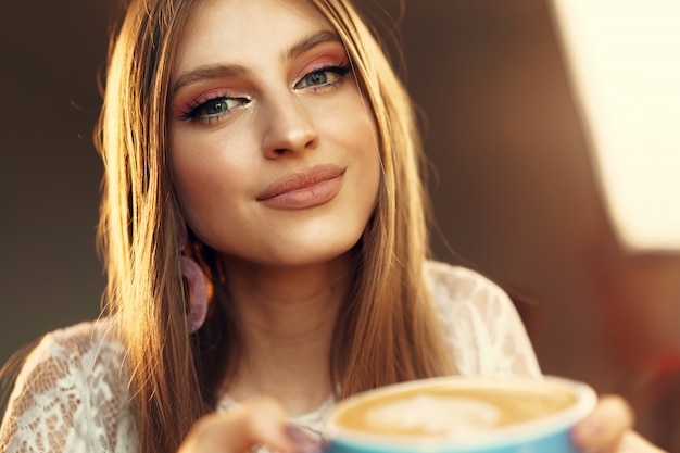 Retrato De Una Joven Mujer Tomando Una Taza De Café Y Mirando Por La Ventana Foto Premium 9561