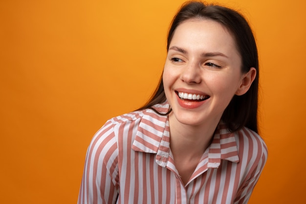 Retrato De Joven Sonriente Mujer Morena En Estudio Foto Premium