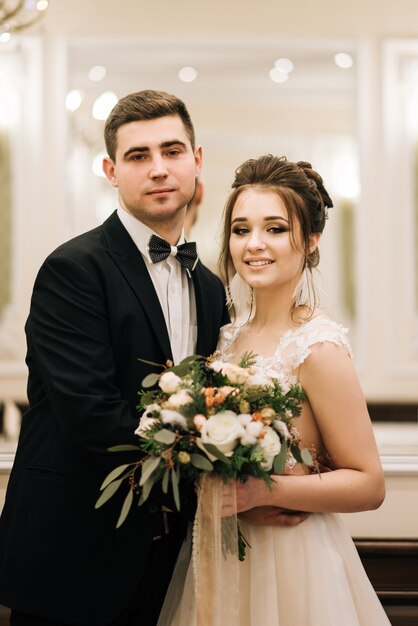 Retrato De Jóvenes Amantes Felices De La Novia Y El Novio En Un Lujoso