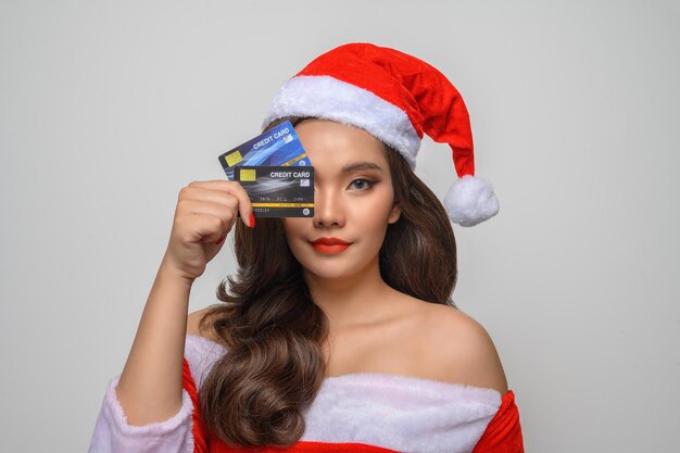 Retrato De Linda Mujer Asiática En Traje De Santa Posando Con Tarjeta De Crédito En La Mano 9126