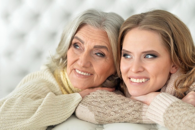 Retrato De Madre E Hija Adulta De Cerca Foto Premium