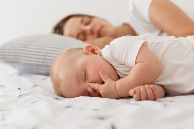 Retrato De Madre Y Su Pequeño Bebé Durmiendo Juntos En La Cama Encantadora Hija Con Su Mamá 5662