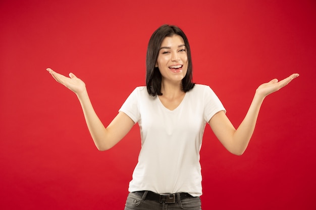 Retrato De Medio Cuerpo De La Mujer Joven Caucásica Hermosa Modelo De Mujer En Camisa Blanca 