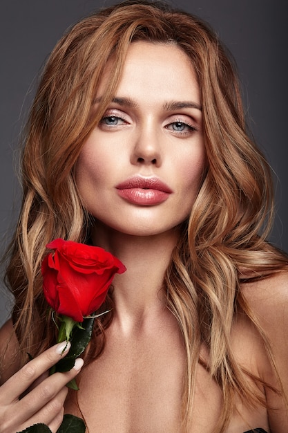 Retrato De Moda De Belleza De Joven Rubia Modelo Con Maquillaje Natural Y Piel Perfecta Con