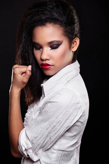 Retrato De Moda De La Hermosa Modelo De Chica Morena Mujer Negro Americano Con Maquillaje Brillante Labios Rojos En Camisa Blanca Foto Gratis