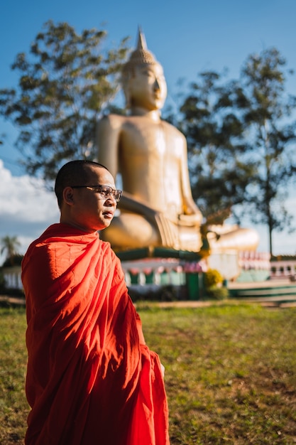 Retrato De Un Monje Budista En El Fondo La Imagen Del Buda Más Grande De América Del Sur Foto 8237