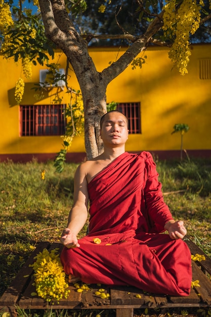 Retrato De Un Monje Budista Con Los Ojos Cerrados En Plena Meditación Foto Premium 1248