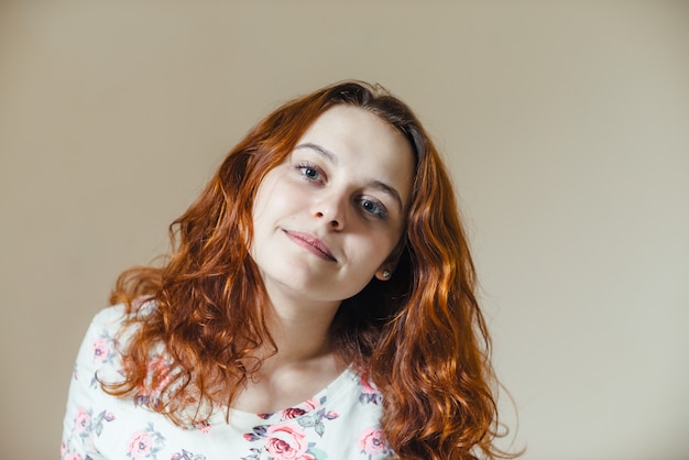 Retrato De Muchacha Alegre Hermosa Pelirroja Con El Pelo Rizado Sobre