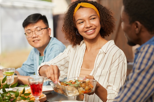 Retrato De Mujer Afroamericana Sonriente Compartiendo Comida Mientras