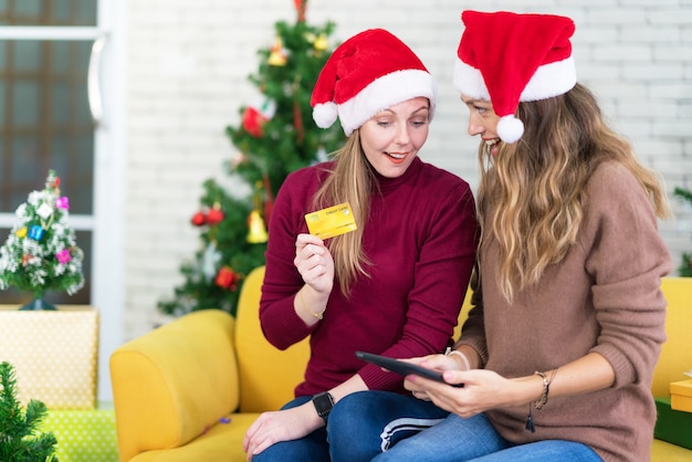 Retrato De Mujer Y Amigo Mostrando Una Tarjeta De Credito En Blanco En Vacaciones De Navidad Compras De Navidad Y Ano Nuevo En Internet Pago Con Tarjeta De Credito Foto Premium