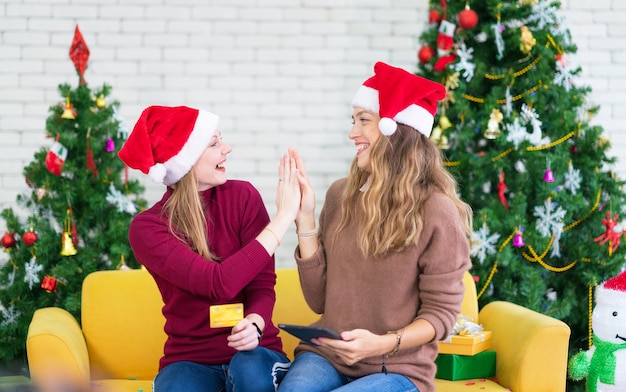 Retrato De Mujer Y Amigo Mostrando Una Tarjeta De Credito En Blanco En Vacaciones De Navidad Compras De Navidad Y Ano Nuevo En Internet Pago Con Tarjeta De Credito Foto Premium