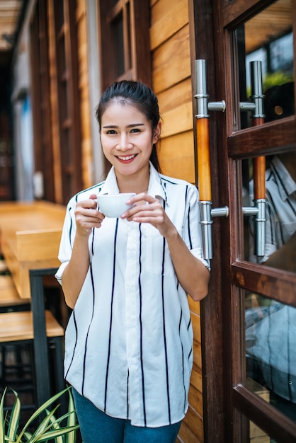 El Retrato De La Mujer Asiática Hermosa Se Relaja En El Café | Foto Gratis