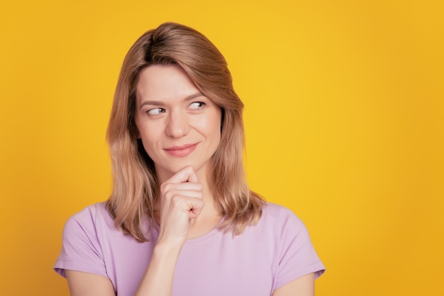 Retrato De Mujer Astuta Juguetona Mirada Espacio Vac O Dedo Barbilla