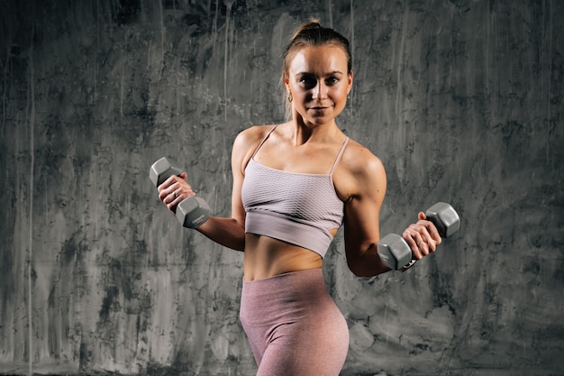 Retrato De Mujer Atlética Joven Musculosa Con Hermoso Cuerpo Perfecto Vistiendo Ropa Deportiva 4043