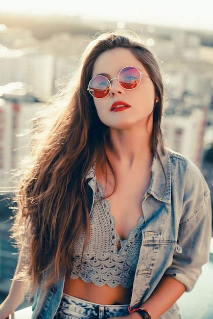 Retrato De Mujer De Belleza En La Calle Retrato Al Aire Libre Modelo De Moda Foto Gratis 