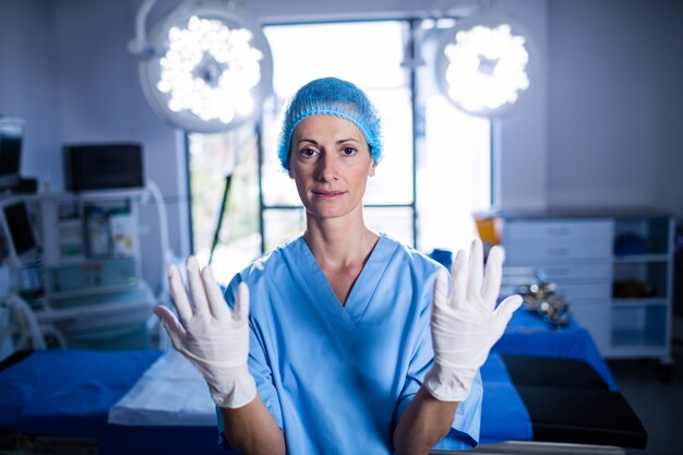 Retrato De Mujer Cirujana Preparándose Para La Operación En Sala De Operaciones Foto Premium