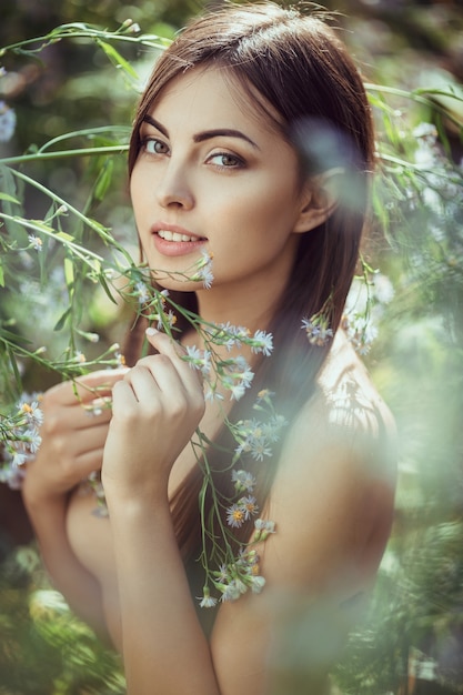 Retrato De Mujer Desnuda Joven Hermosa En Prado De Flores Sonriendo Y Mirando A Cámara Sin Ropa