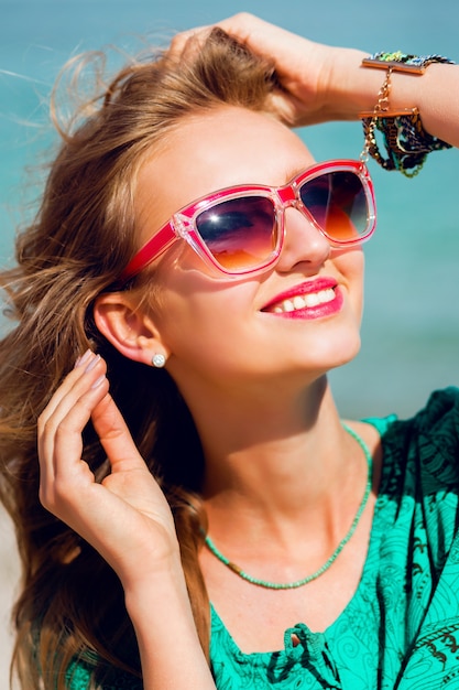 Retrato De Mujer Hermosa Rubia Bastante Joven En Gafas De Sol Frescas Posando En La Soleada 