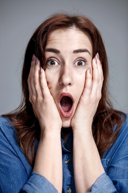 Retrato De Mujer Joven Con Expresión Facial Sorprendida Foto Gratis 