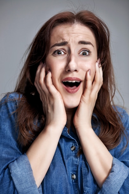 Retrato De Mujer Joven Con Expresión Facial Sorprendida Foto Gratis