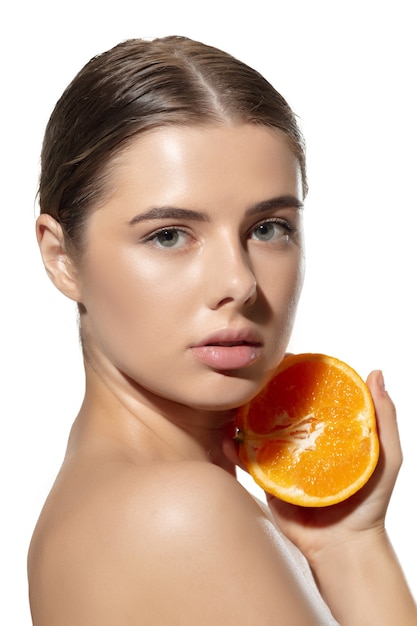 Retrato De Mujer Joven Hermosa Con Mitades De Naranja Sobre Fondo