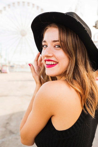 Retrato De Mujer Joven Hermosa Con Sombrero Negro Foto Gratis 