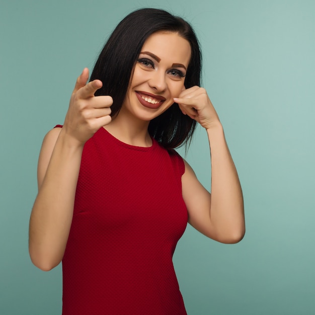 Retrato De Una Mujer Joven Mirando Y Senalando A Usted Diciendo Que Me Llame Sobre Fondo Aislado Imagen Foto Premium