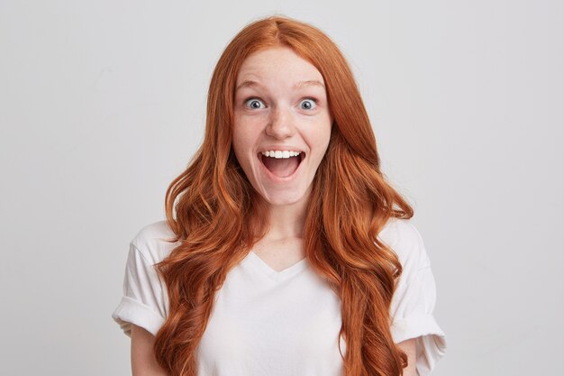 Retrato De Mujer Joven Pelirroja Emocionada Feliz Con Pelo Largo Foto Gratis 1096