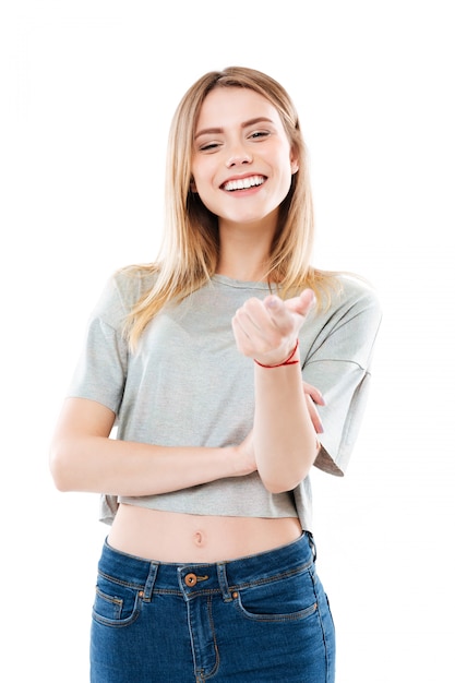 Retrato De Una Mujer Joven Sonriente Feliz Que Señala El Dedo A La Cámara Foto Gratis 