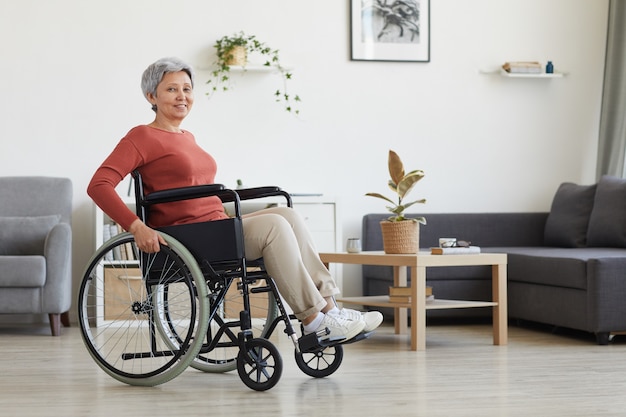 Retrato De Mujer Mayor Sentada En Silla De Ruedas Y Sonriendo En La