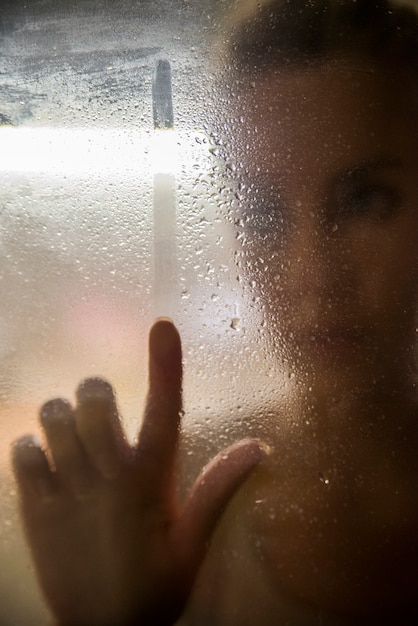 Retrato De La Mujer Mirando A Través De La Ventana En Un Día Lluvioso Mujer Que Mira A Través 