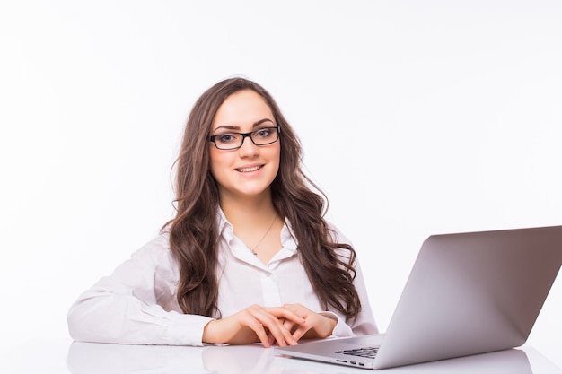 Retrato De Mujer De Negocios Sentada En Su Escritorio Trabajando Con Portátil Aislado Sobre 7170