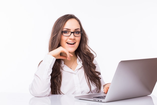 Retrato De Mujer De Negocios Sentada En Su Escritorio Trabajando Con