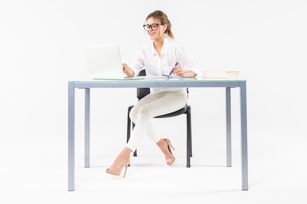 Retrato De Una Mujer De Negocios Sentado En Un Escritorio Con Una Computadora Portátil Aislado 