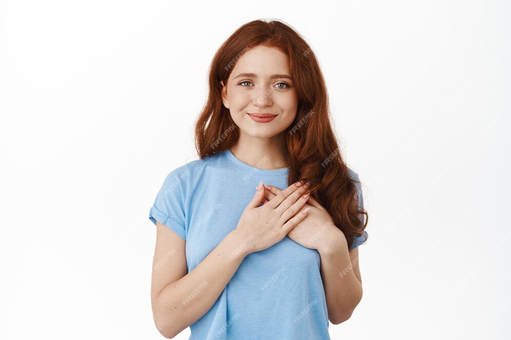 Retrato De Mujer Pelirroja Sonriente Esperanzada Tomándose De La Mano