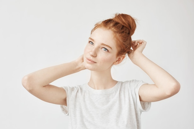 Retrato De Mujer Pelirroja Tierna Con Bollo De Pelo Y Pecas Sonriendo Foto Gratis 2838