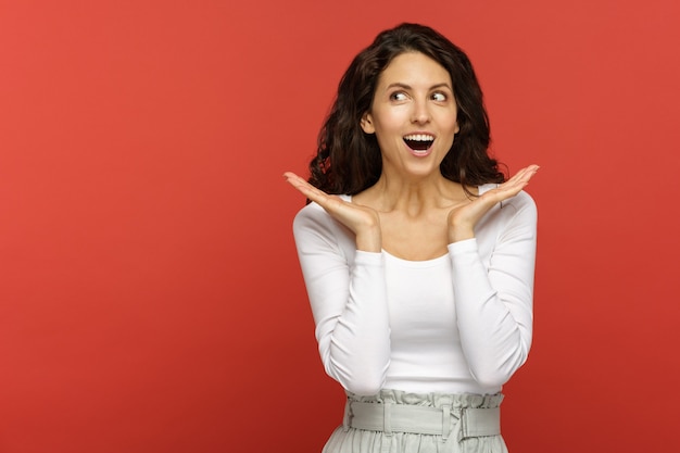 Retrato De Mujer Sorprendida Con La Boca Abierta En Estado De Shock ...