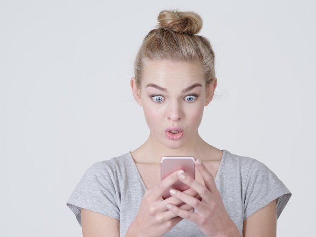 Retrato De Una Mujer Sorprendida Con Teléfono Móvil En Las Manos - En ...