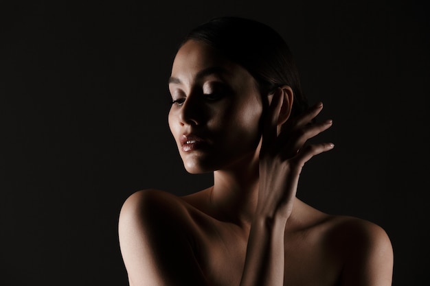 Retrato De Mujer Tierna Femenina Con Mirada Sensual Mirando A Un Lado