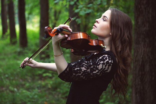 Retrato Mujer Tocando El Violín Foto Premium