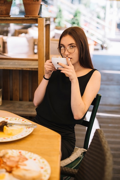 Retrato De Mujer Tomando Café En La Cafetería Foto Gratis 