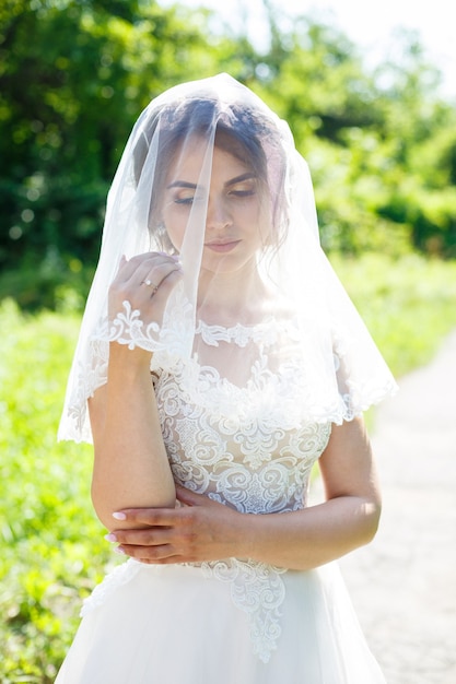 Retrato De Una Novia Feliz Con Un Vestido De Novia Largo Blanco Y Con Un Velo En El Rostro En Un 6189