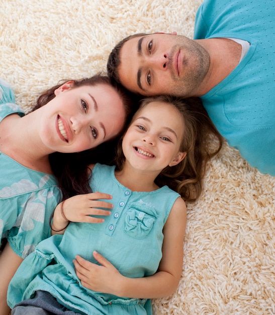 Retrato De Padres E Hija En El Piso Con Las Cabezas Juntas Foto Premium