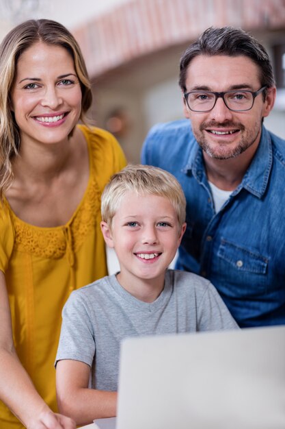 Retrato De Padres E Hijo Usando Laptop En La Cocina Foto Premium