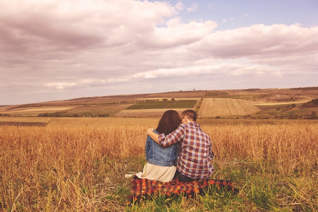 Retrato Del Paisaje De La Joven Pareja Elegante Hermosa Sensual Y