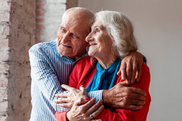 Retrato De Pareja De Ancianos Enamorados Foto Gratis 